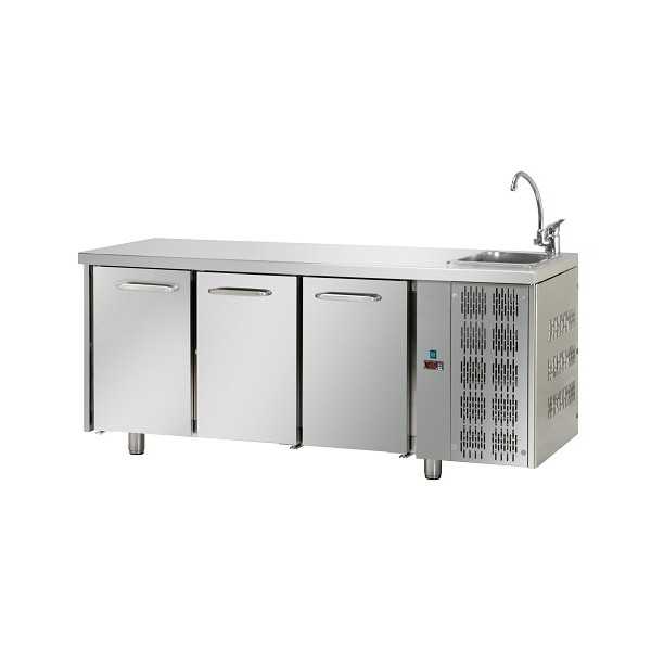 TABLE RÉFRIGÉRÉE GN 1/1 À TEMPÉRATURE NORMALE AVEC 3 PORTES TABLE RÉFRIGÉRÉE GN 1/1 À TEMPÉRATURE NORMALE AVEC 3 PORTES